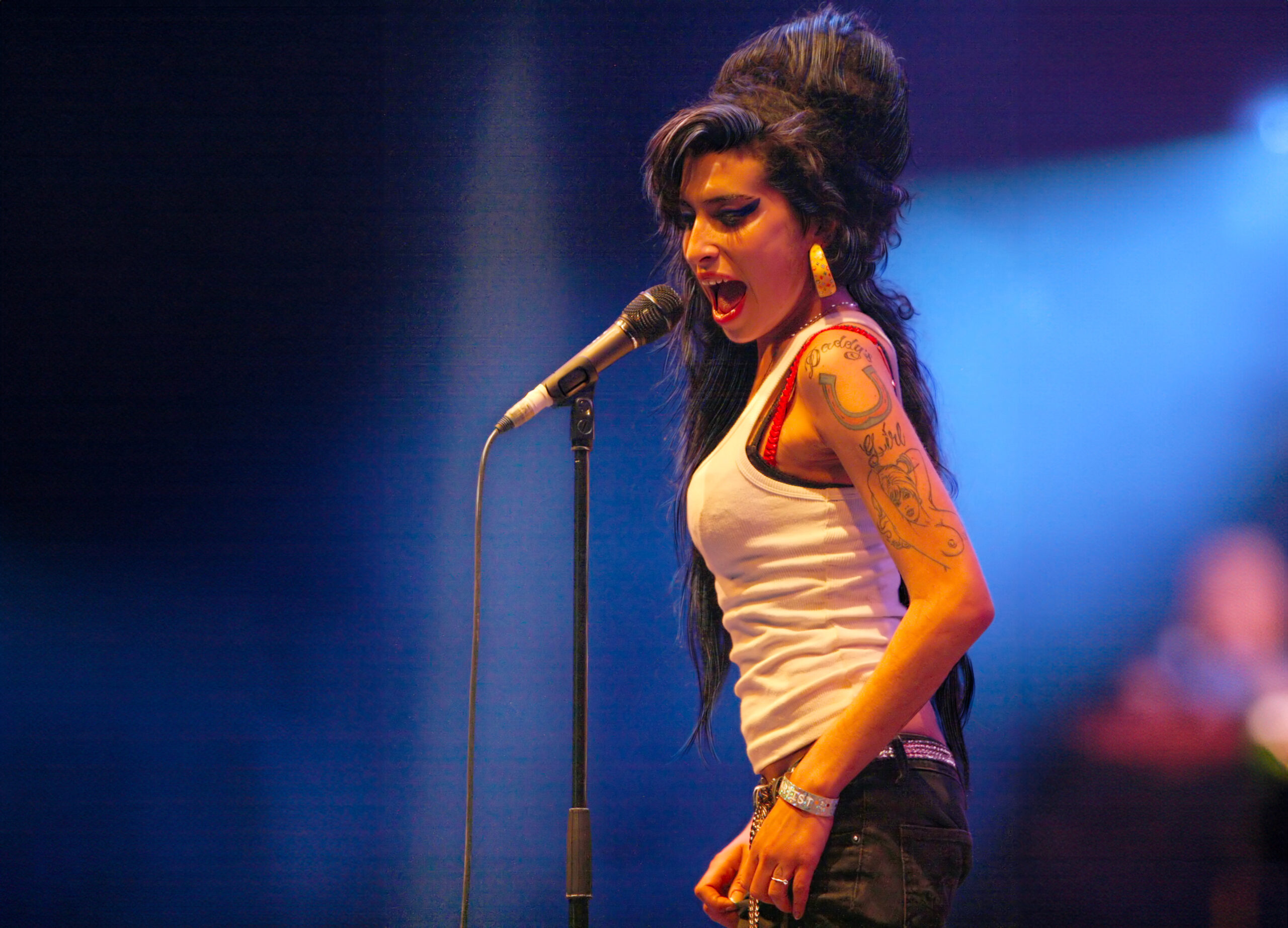 Amy Winehouse på en konsert i 2007. (Foto- Wikimedia Commons.) 1 25:18