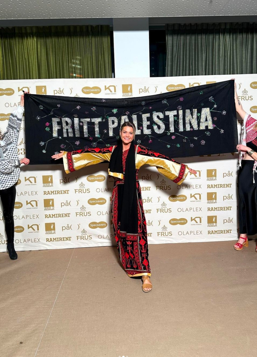 Maria Abrahamsen trakk i palestinsk folkedrakt på prisutdeling. Det skapte heftige reaksjoner på Sørlandet. (Skjermbilde: Psyktdeg/Instagram.)