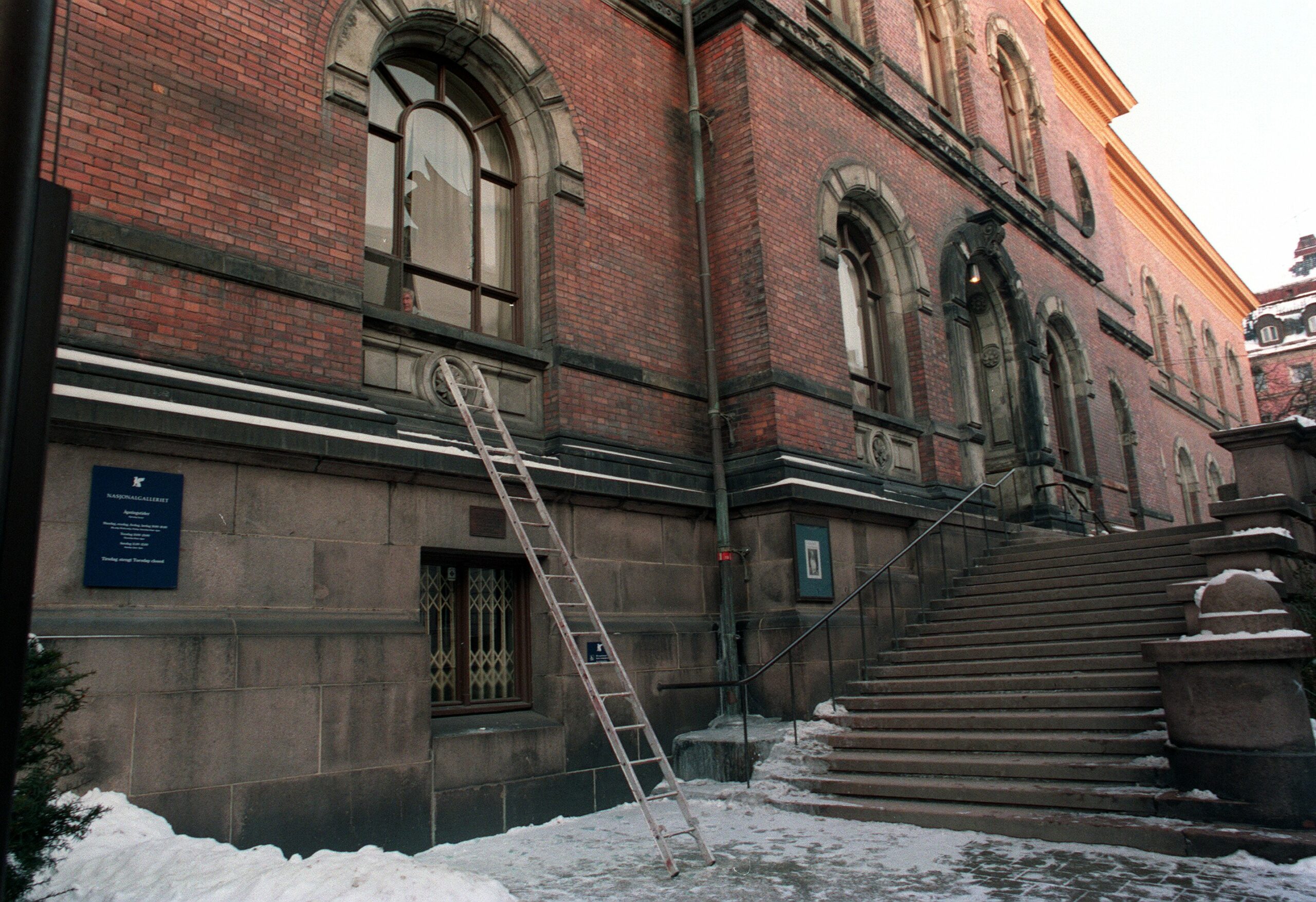 Oslo 19940212; Edvard Munch sitt maleri «Skrik» ble stjålet gjennom dette vinduet i Nasjonalgalleriet. Det står en stige opp mot vinduet. (Senere ble Pål Enger dømt for tyveriet.) (Foto: Stig B. Hansen, NTB/NTB.)
