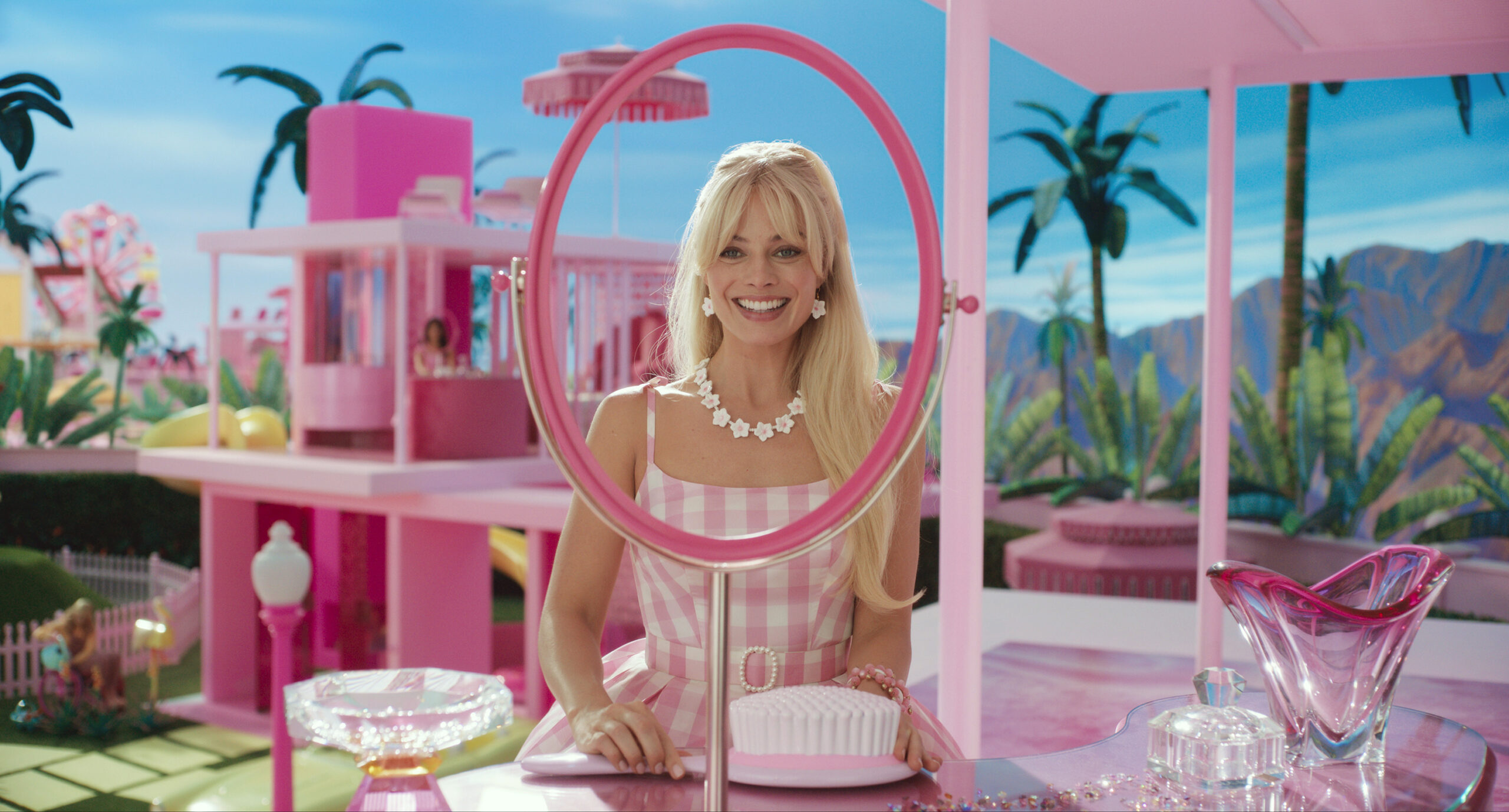 Margot Robbie i «Barbie» er ikke alene nok til å berge filmbransjen fra nedslående tall. (Foto: Warner Bros. Pictures via AP/NTB.)