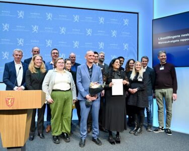 Mannsutvalget, inkludert leder Claus Moxnes Jervell og Kultur- og likestillingsminister Lubna Jaffery. (Foto: Geir Bergersen Huse.)