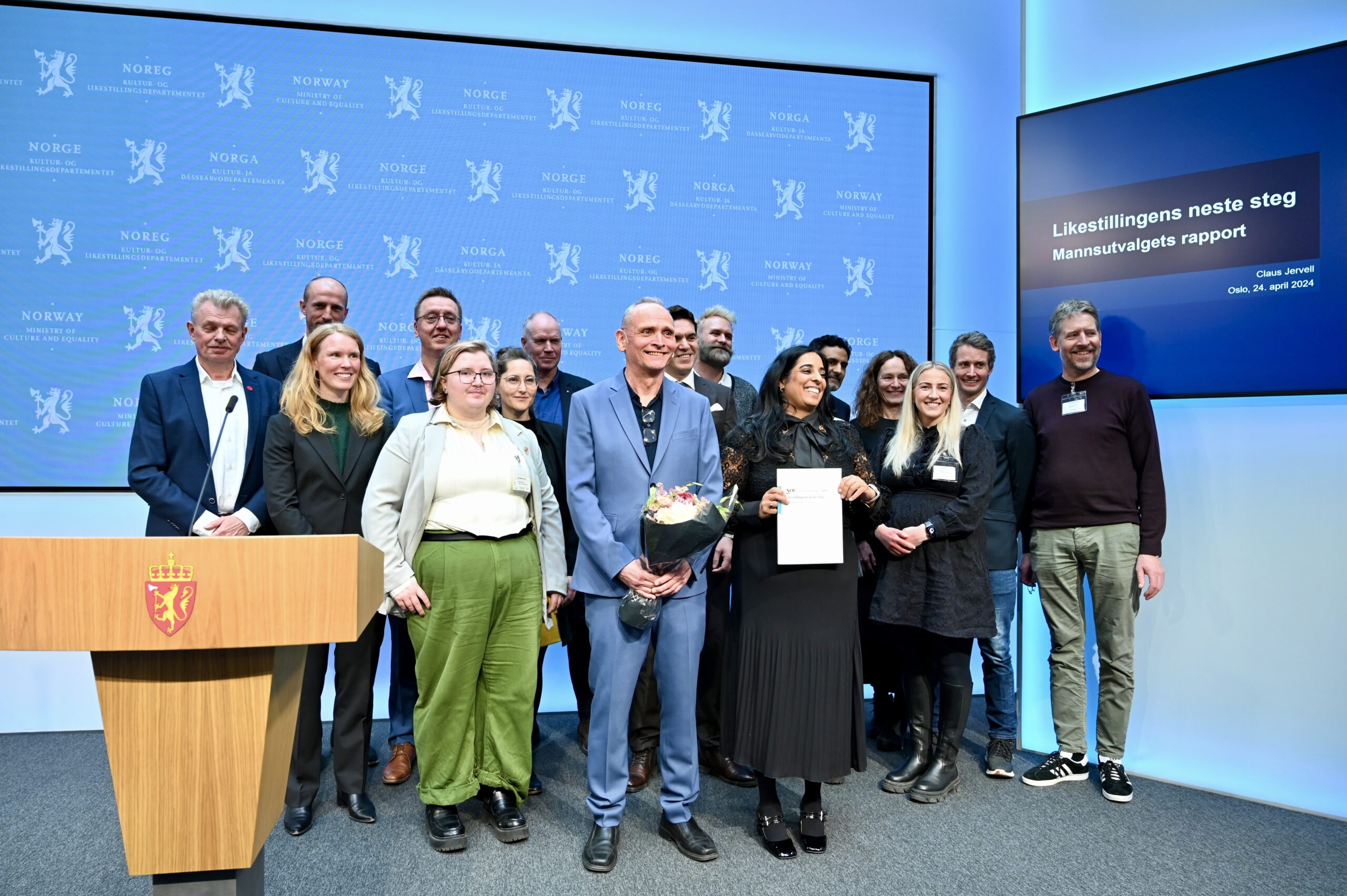 Mannsutvalget, inkludert leder Claus Moxnes Jervell og Kultur- og likestillingsminister Lubna Jaffery. (Foto: Geir Bergersen Huse.)