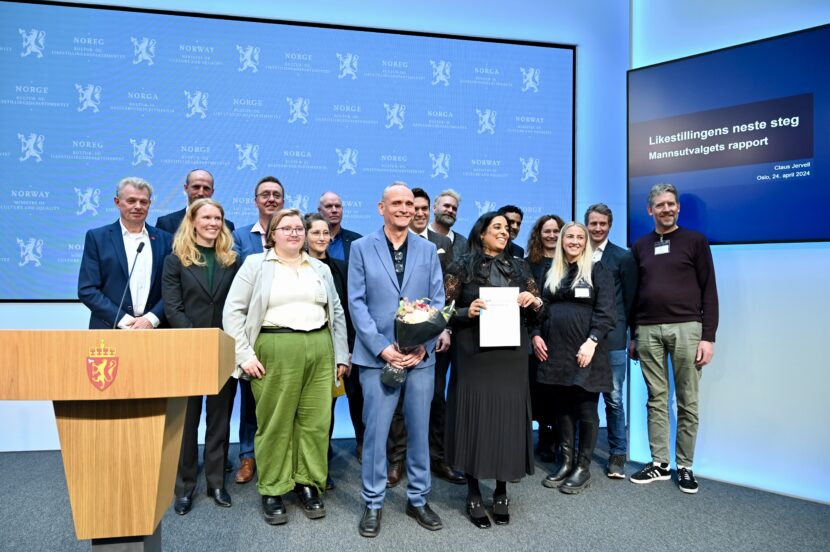Mannsutvalget, inkludert leder Claus Moxnes Jervell og Kultur- og likestillingsminister Lubna Jaffery. (Foto: Geir Bergersen Huse.) 2