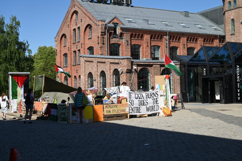 Studenter telter utenfor Kunsthøgskolen i Oslo (Khio). (Foto: Peter-André Hegg.)