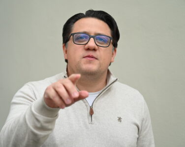 Peker på elefanten i rommet: statsviter og forfatter Almir Martin. (Foto: Peter-André Hegg.)