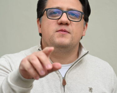 Peker på elefanten i rommet: statsviter og forfatter Almir Martin. (Foto: Peter-André Hegg.)