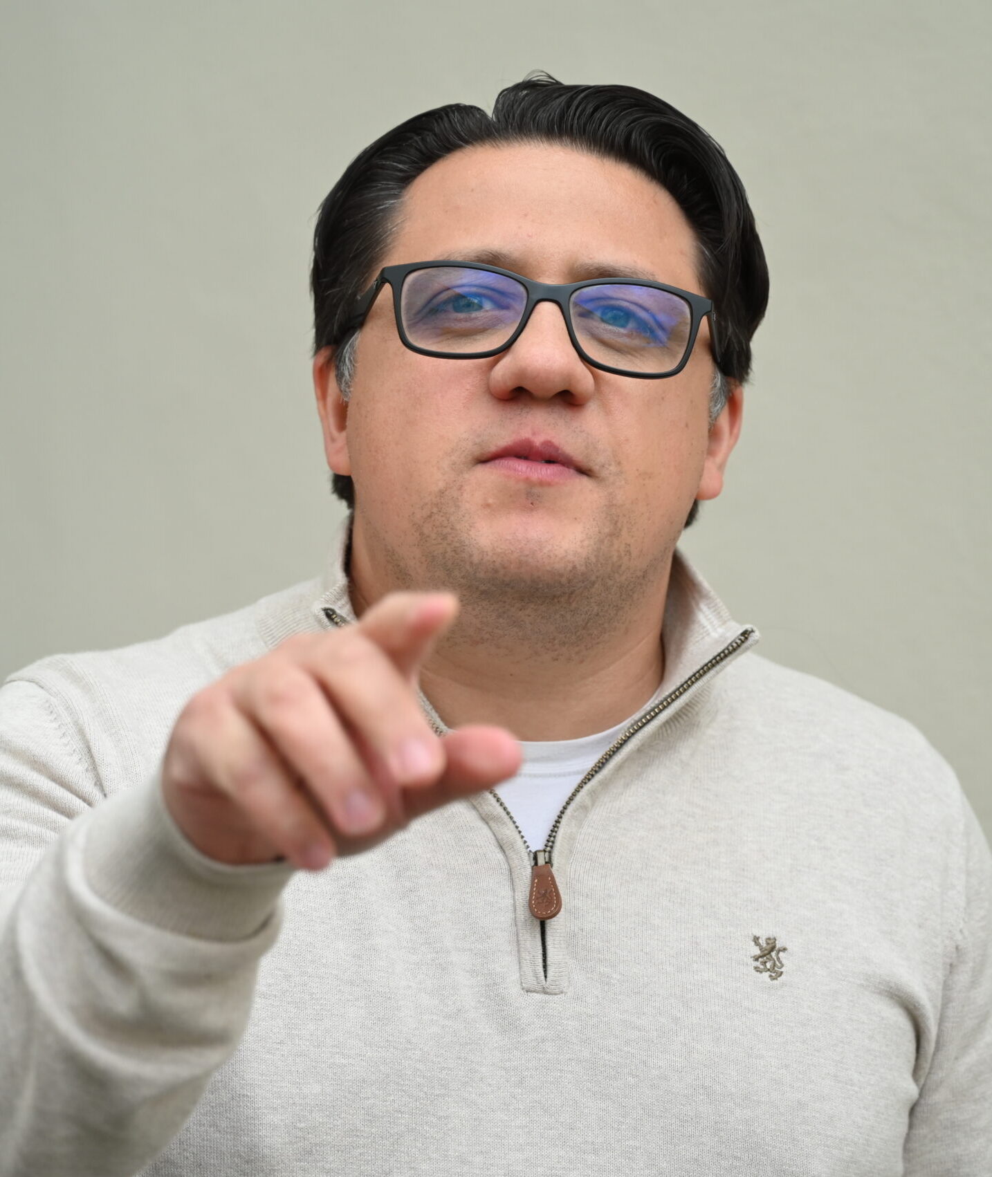 Peker på elefanten i rommet: statsviter og forfatter Almir Martin. (Foto: Peter-André Hegg.)