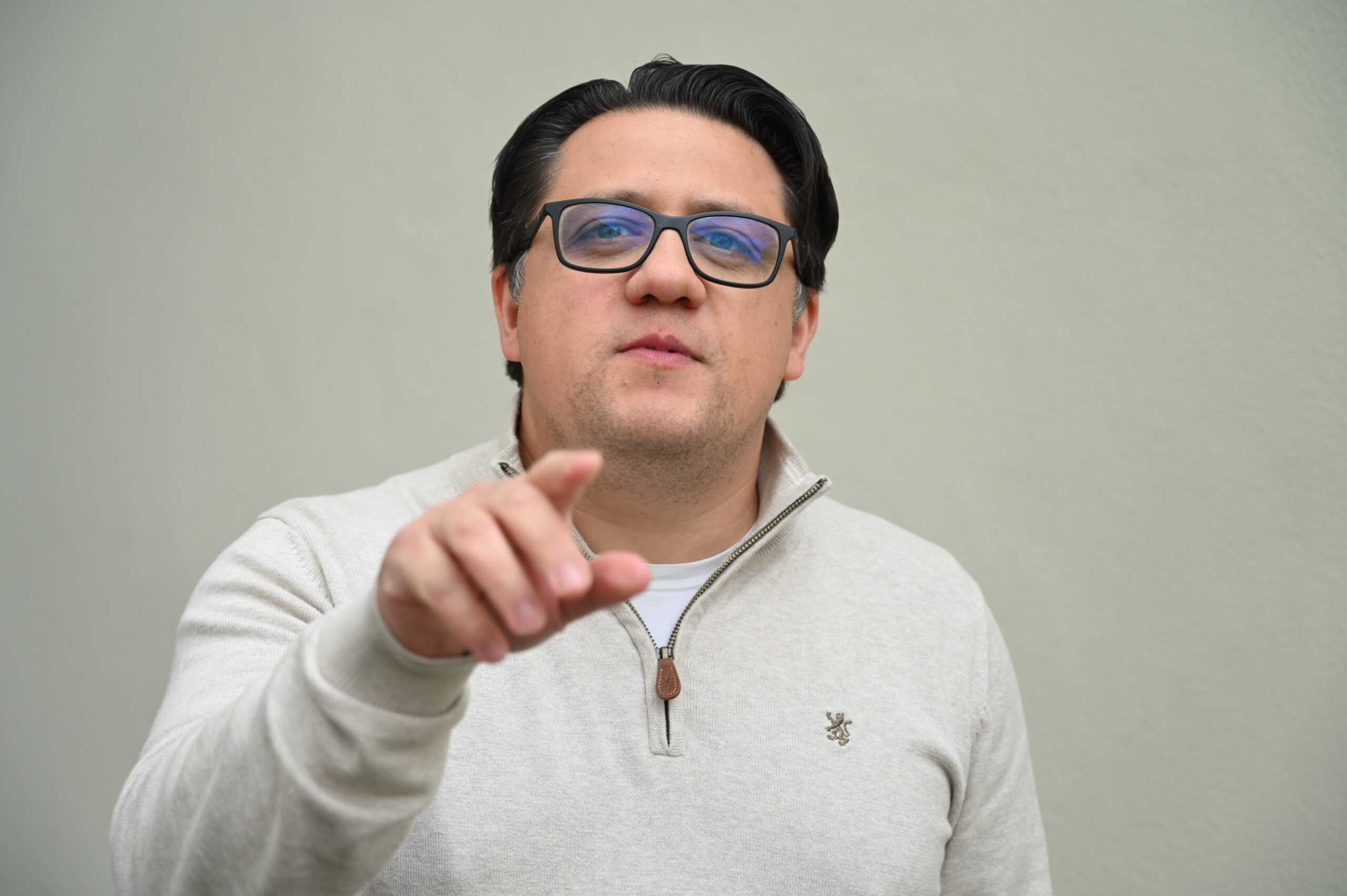 Peker på elefanten i rommet: statsviter og forfatter Almir Martin. (Foto: Peter-André Hegg.)