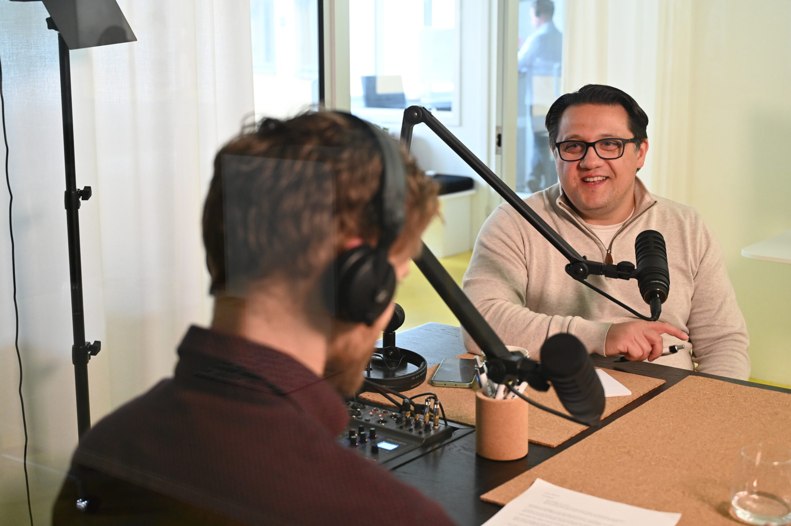 Almir Martin hos Tandes tenketank med Mikkel Ihle Tande. (Foto: Peter-André Hegg.)