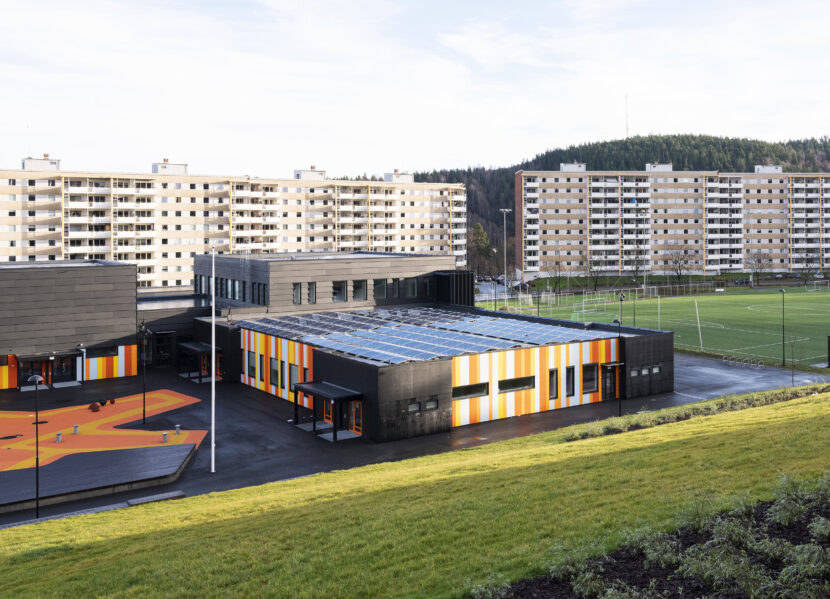 Fjell barneskole i drammen. (Foto: Ola Roald arkitektur.) pride prideflagg regnbueflagg