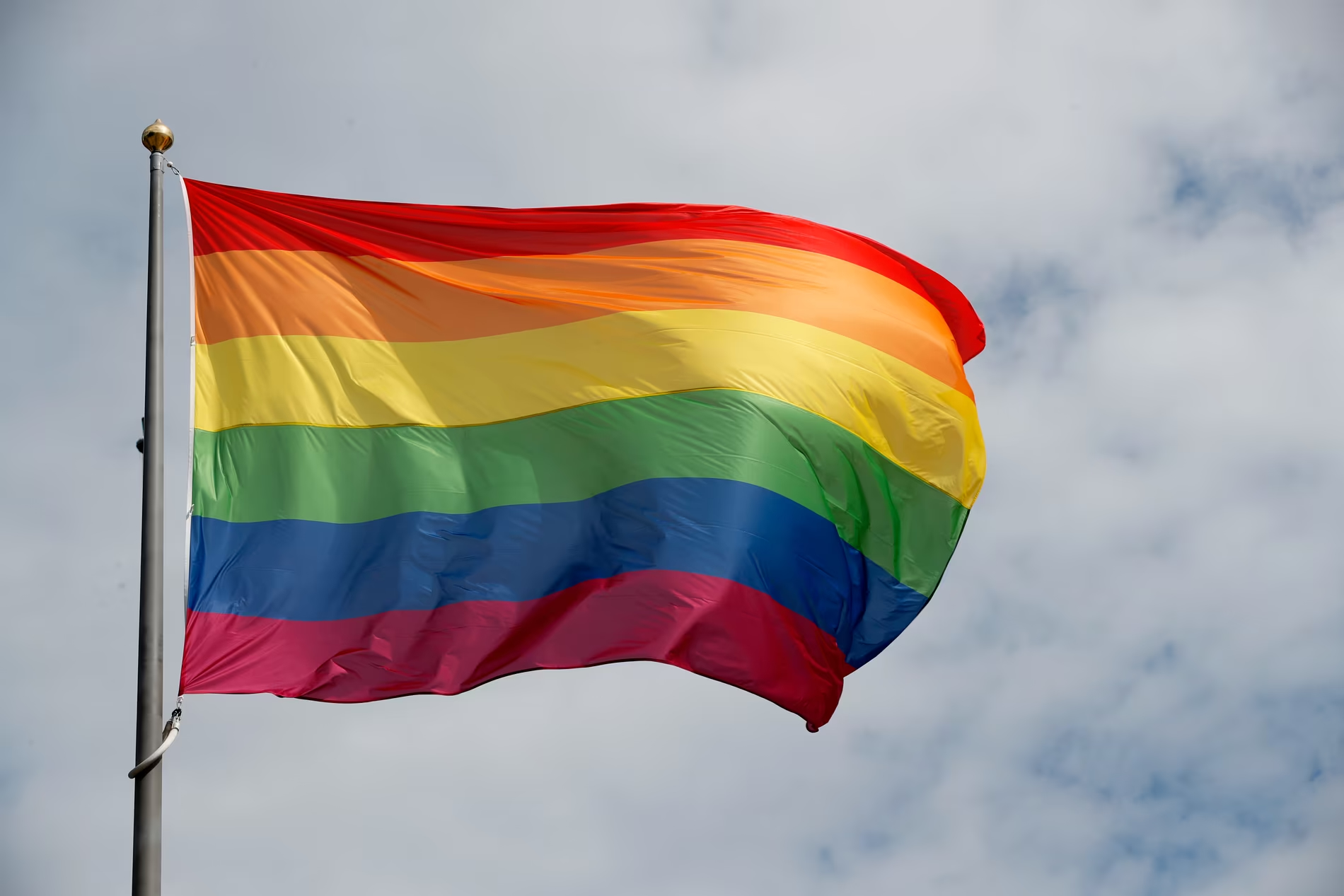 Jeg støtter Ålesund-rektoren i å nekte å følge ordre, og flagge for Pride, tross flakknekten fra kommunedirektøren. En viss styringsrett bør man gi norske rektorer, skriver Danby Choi. Pride Flagg regnbueflagg. (Foto: Lise Åserud/NTB.)