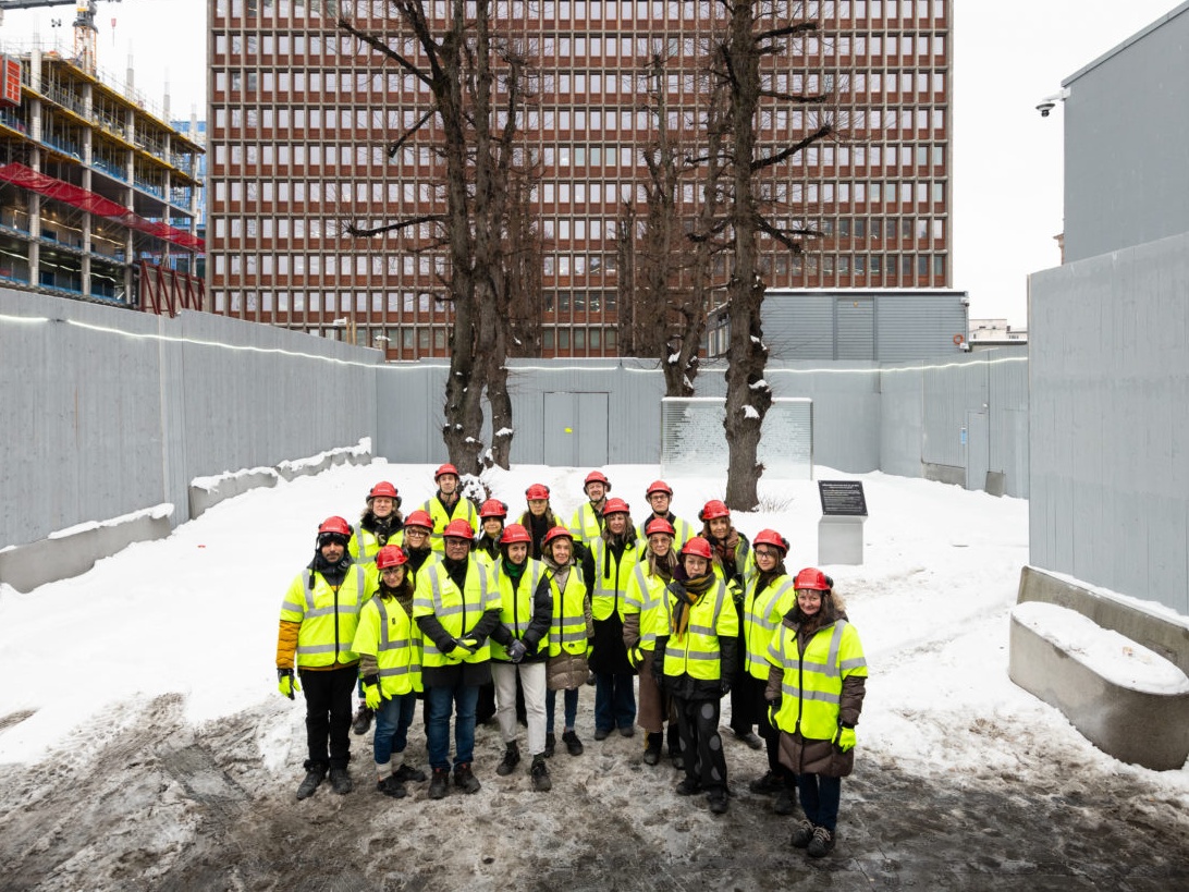 Deltagerne på befaring i Regjeringskvartalet 12. januar 2024. Foto: Niklas Hart.