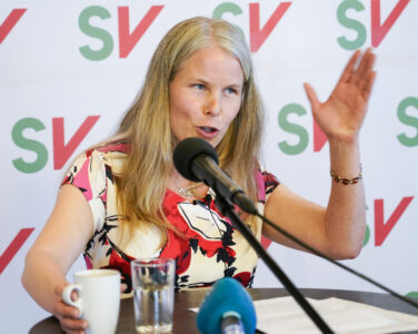 Norske journalister stemmer på SVs leder, Kirsti Bergstø, i 2022. (Foto: Gorm Kallestad/NTB.)