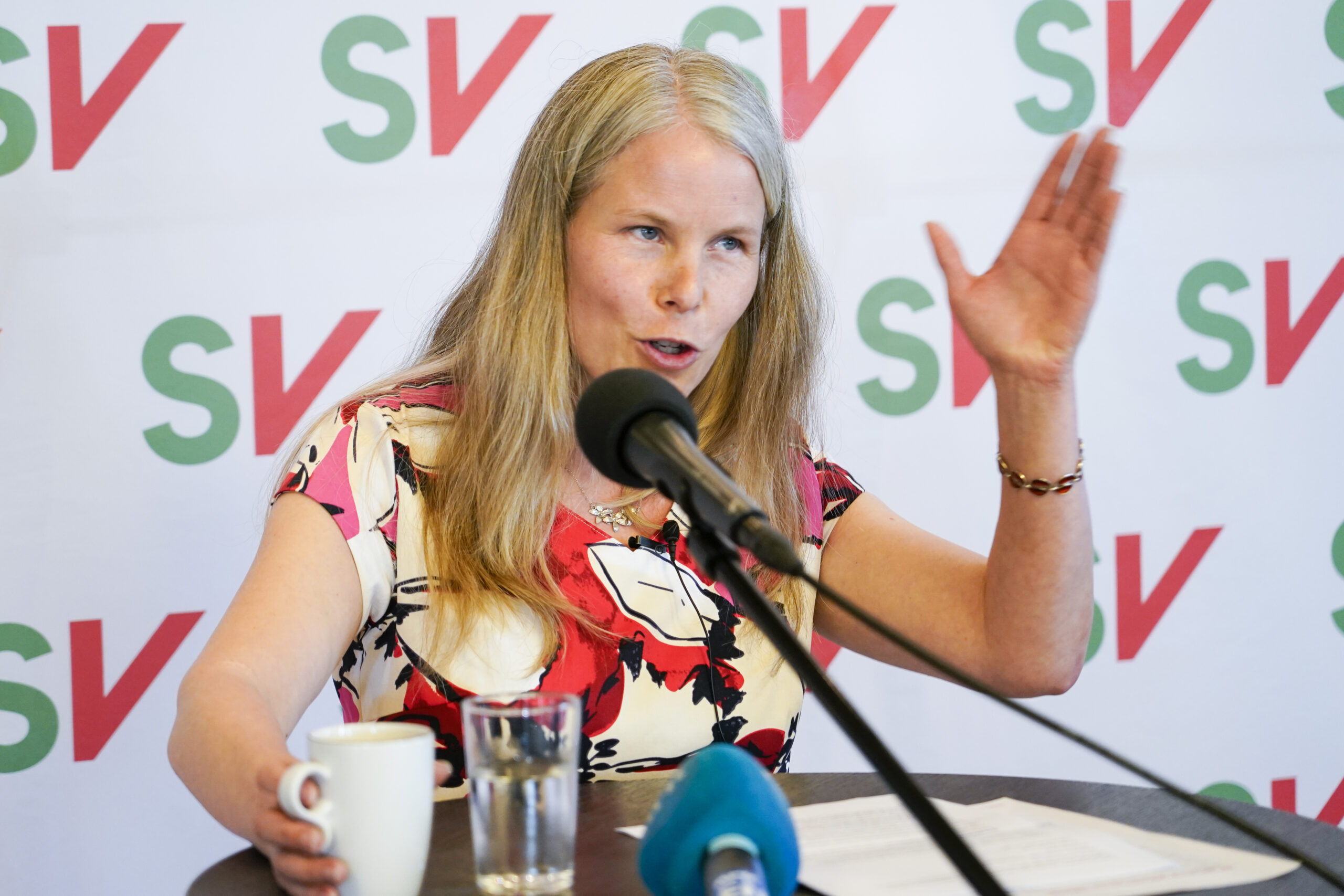 Norske journalister stemmer på SVs leder, Kirsti Bergstø, i 2022. (Foto: Gorm Kallestad/NTB.)