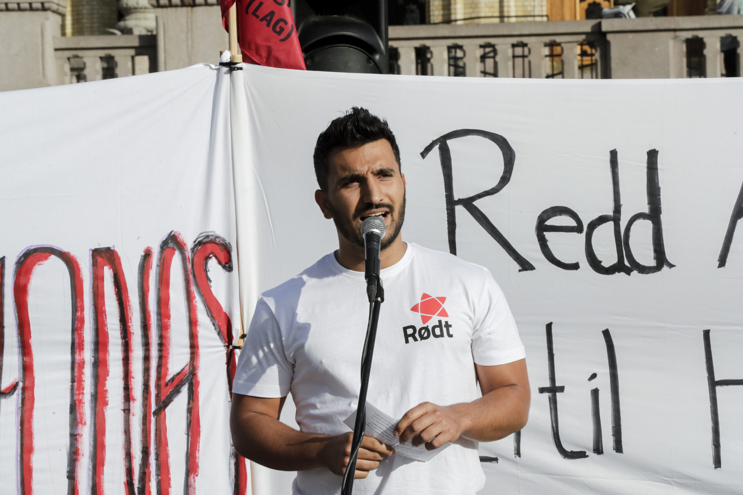 Siavash Mobasheri leder av rødt i Oslo, holdt apell utenfor stortinget. Ca to hundre personer møtte opp for å redde Amazonas og stoppe handelsavtalen med Brasil. (Foto: Vidar Ruud/NTB.)