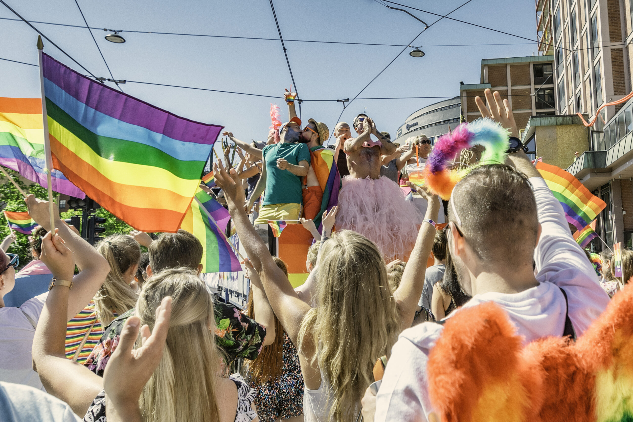 Pride avsluttes med en parademarsj. (Foto: Wikimedia.) pride homofile undersøkelse brenna
