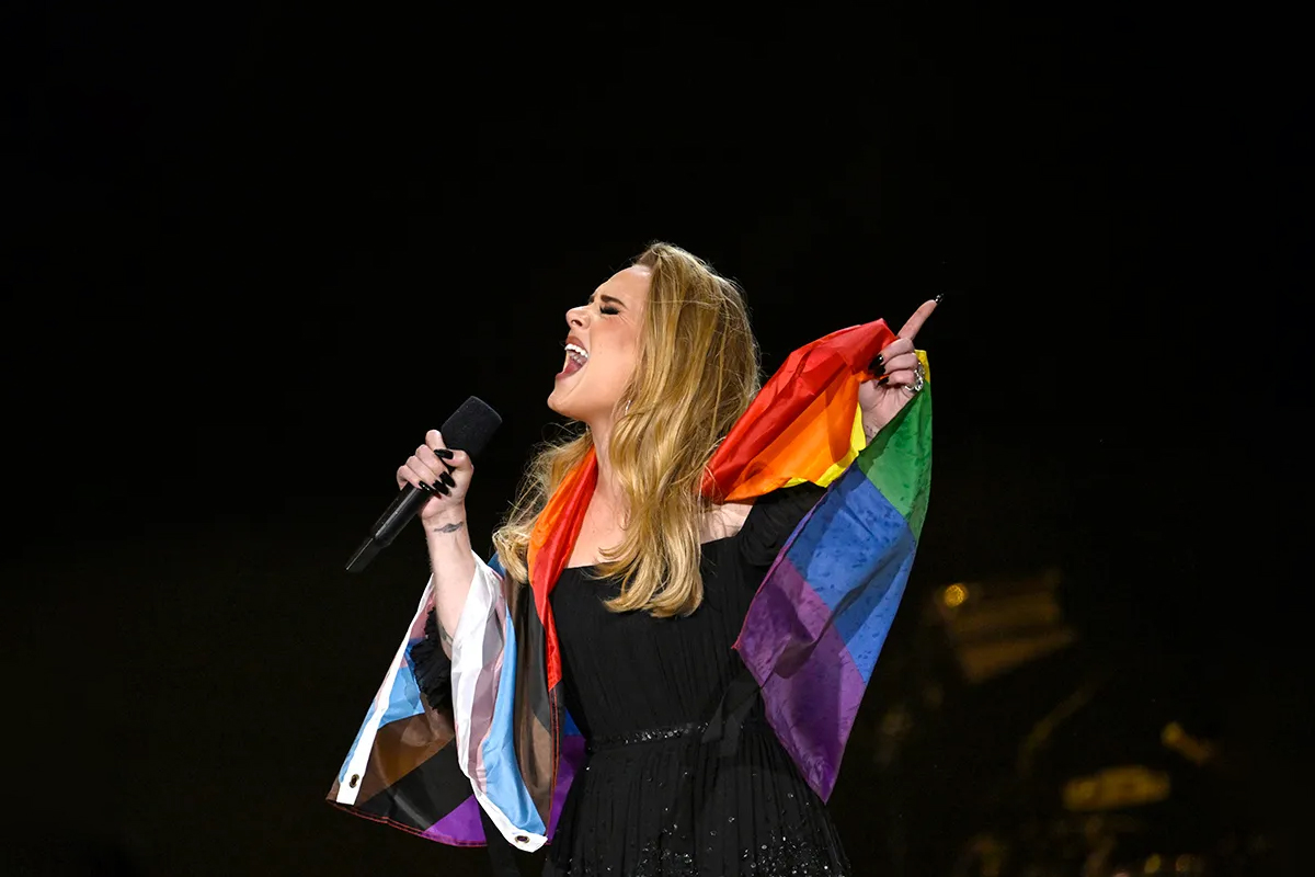 Alt. forside. Adele med prideflagg. (Foto: Gareth Cattermole/Getty.) 2 3:2