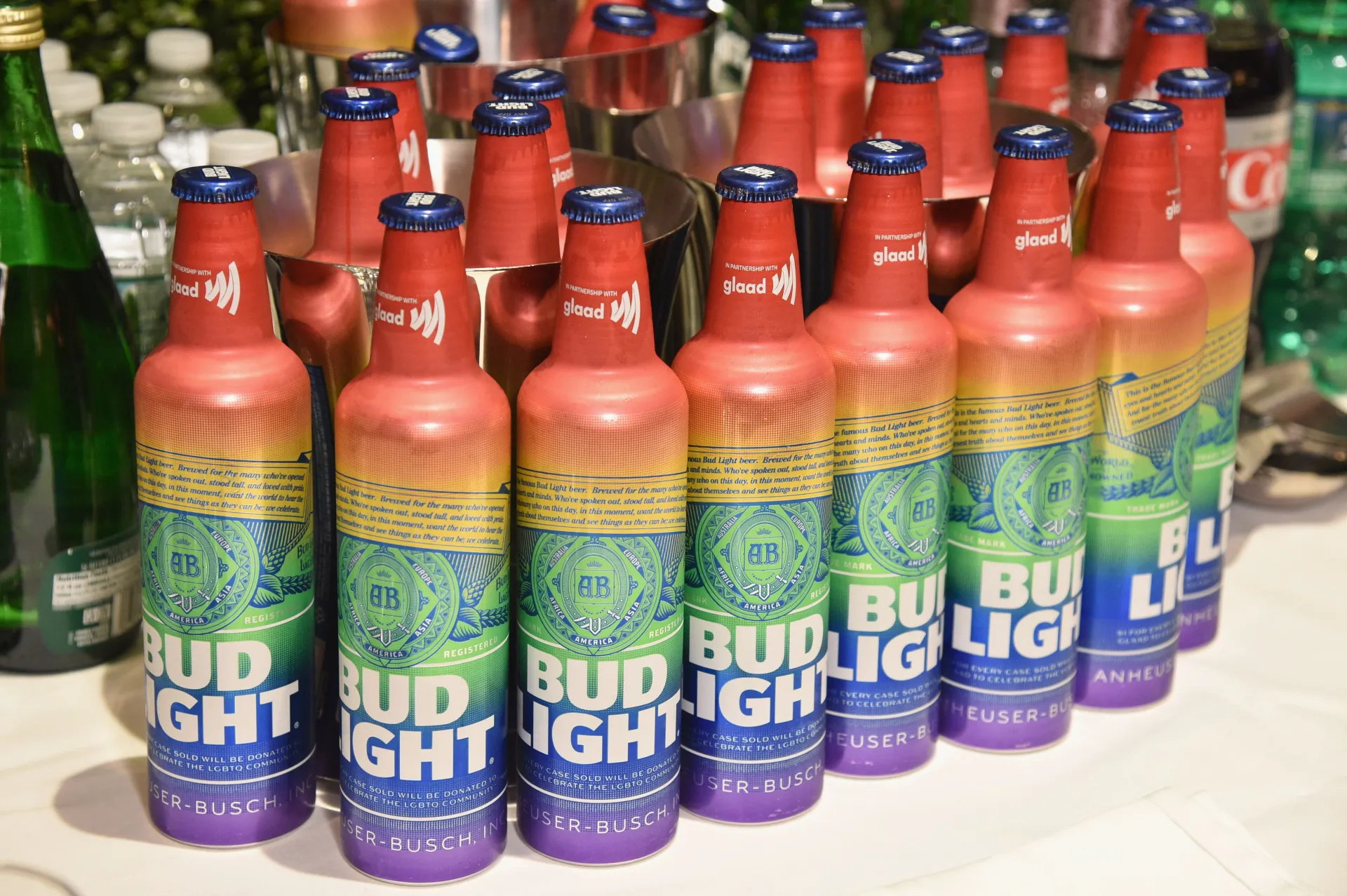 Bud Light med regnbuefarger i 2023. (Foto: Getty.)