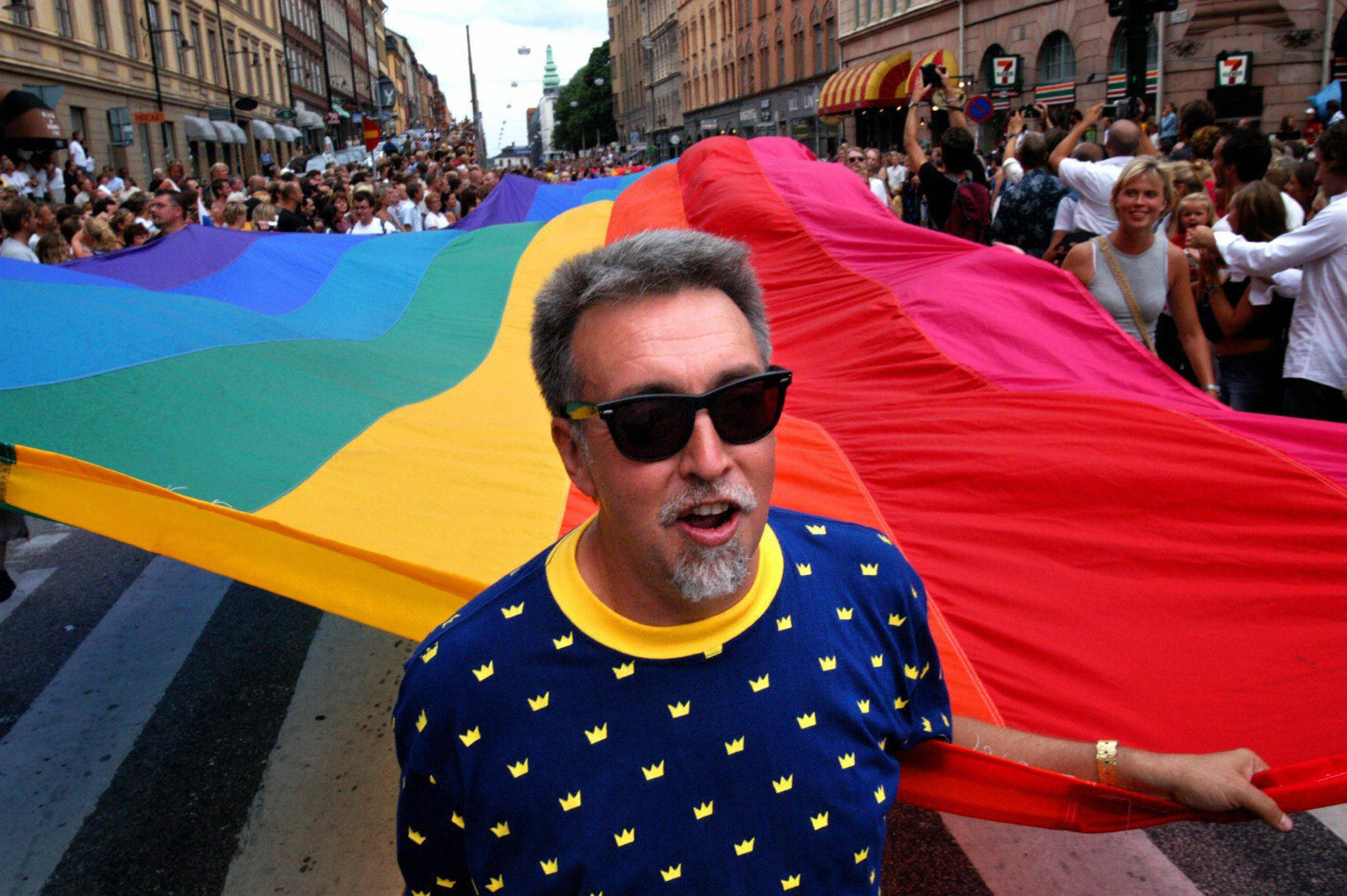 Gilbert Baker, kunstneren bak regnbueflagget. (Foto: The New York Times.) prideflagget