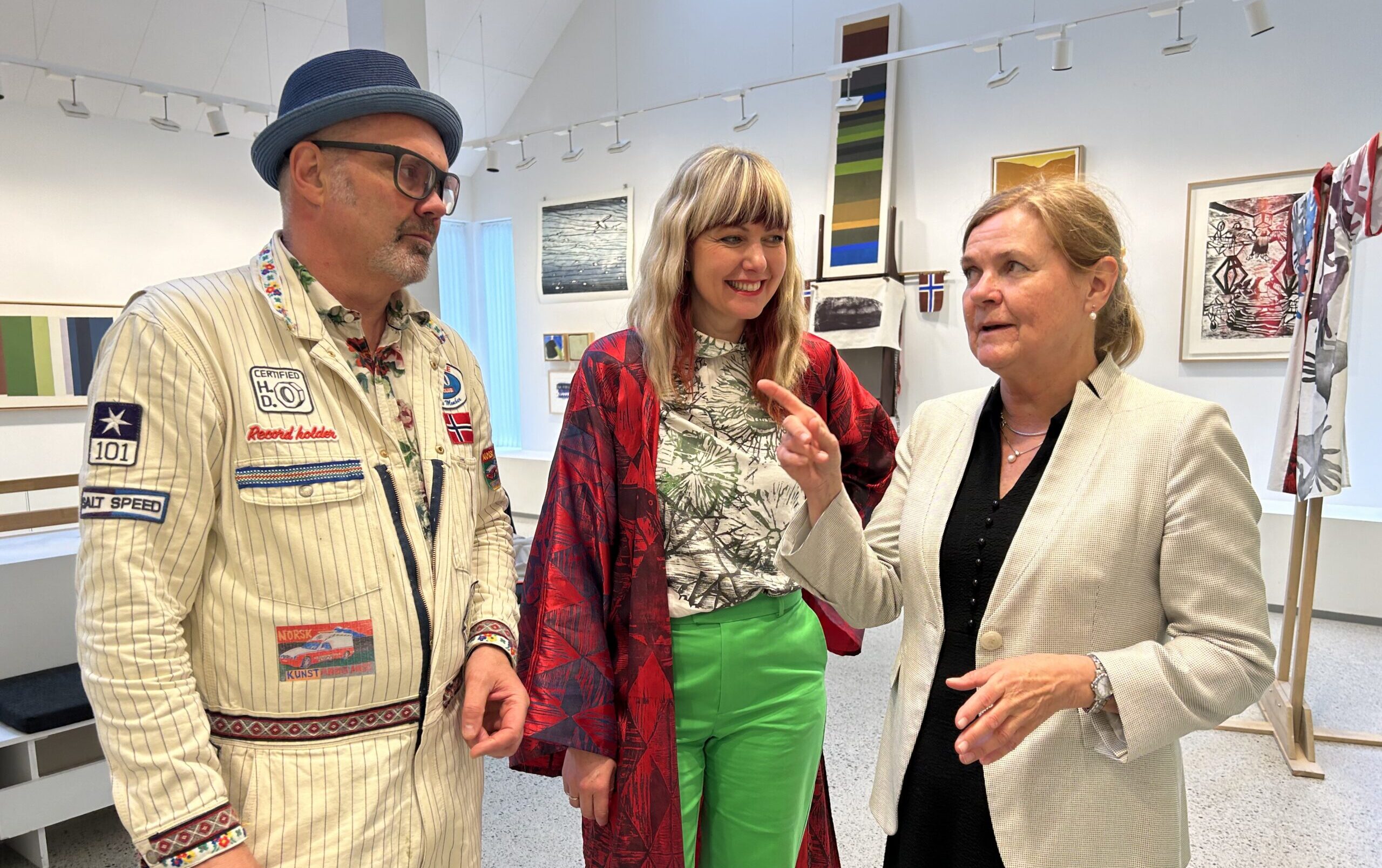 Bent Erik Myrvoll (t.v.) og Karin Augusta Nogva hos gallerist Gøril Guddal på Galleri G Guddal i Rosendal. (Foto: Presse.)