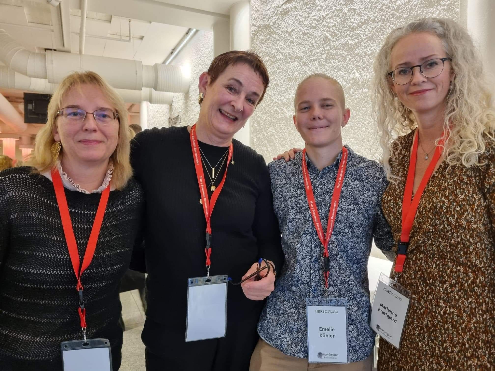 Leder i Genid, Marit Johanne Bruset, og nestleder Marianne Bratsgjerd (t.h.) flankerer detransisjonerte Emelie Köhler på HBRS-konferansen «Hva er god behandling av kjønnsinkongruens» i 2022. (Foto: Genid.)