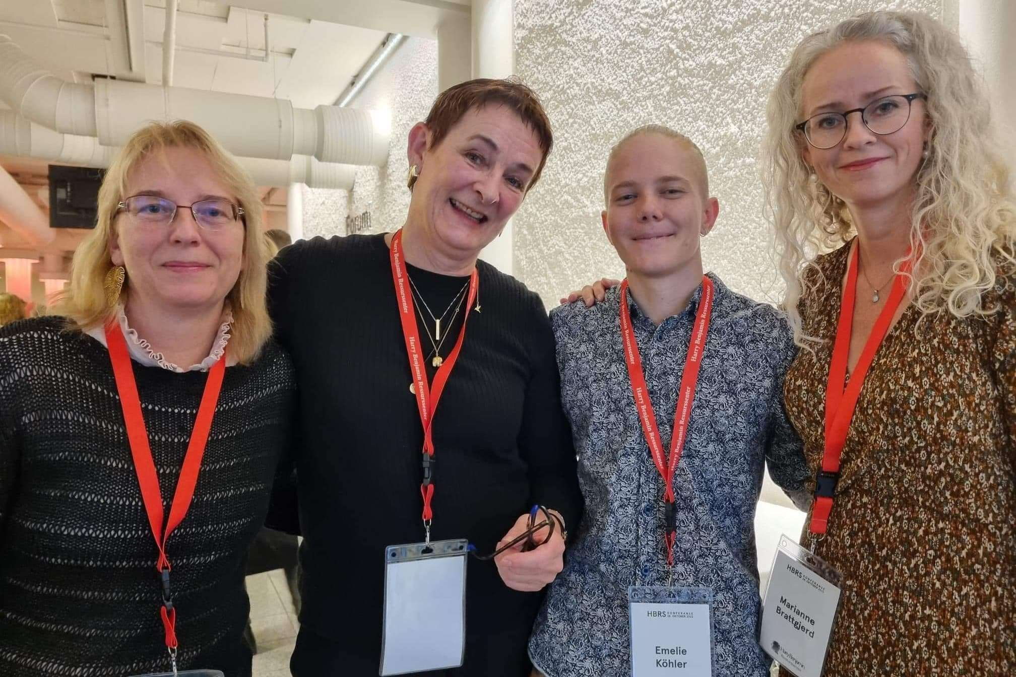 Leder i Genid, Marit Johanne Bruset, og nestleder Marianne Bratsgjerd (t.h.) flankerer detransisjonerte Emelie Köhler på HBRS-konferansen «Hva er god behandling av kjønnsinkongruens» i 2022. (Foto: Genid.)