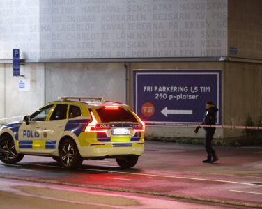 Den maskerte rapperen bak artistnavnet C. Gambino ble skutt til døde i et parkeringshus i Göteborg tirsdag kveld. (Foto: Adam Ihse/TT/NTB.)