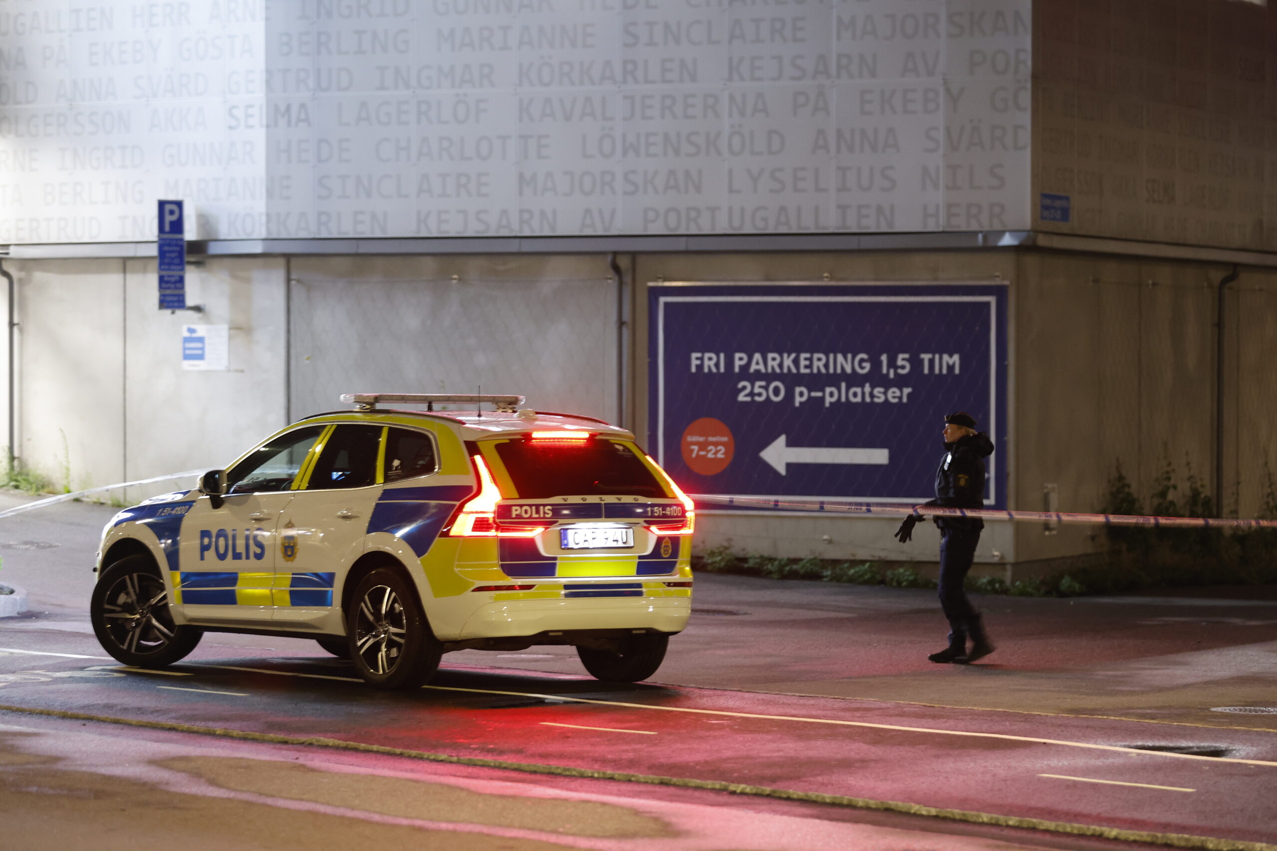 Den maskerte rapperen bak artistnavnet C. Gambino ble skutt til døde i et parkeringshus i Göteborg tirsdag kveld. (Foto: Adam Ihse/TT/NTB.)