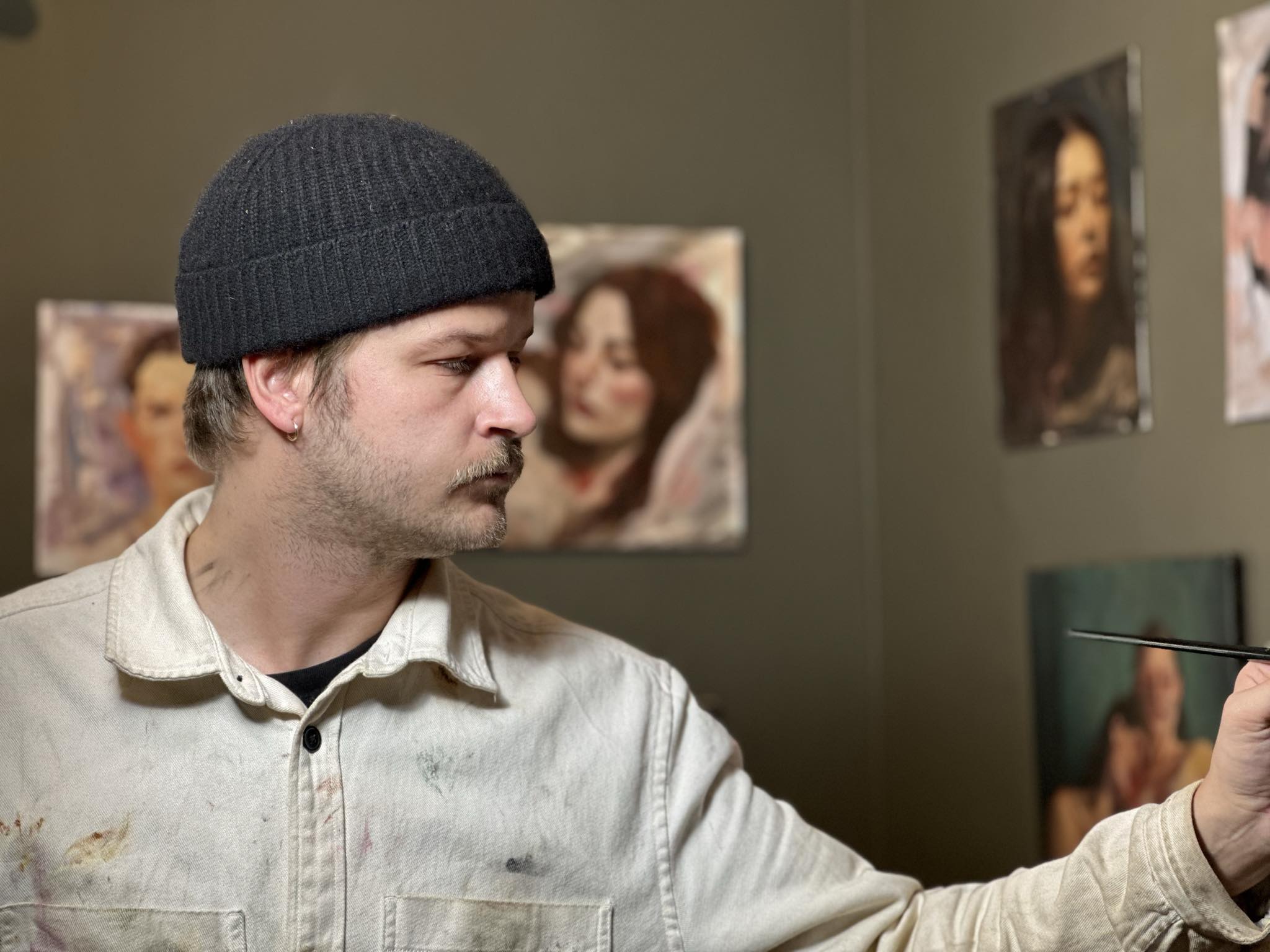 Syver Lauritzsen, kjent fra «Portrettmesterskapet» med Silje «Kunzt» Sigurdsen på NRK, debuterer med soloutstilling på galleriet Her i Oslo. (Foto: Timothy Burgler.)