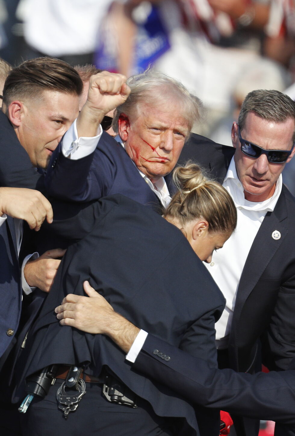 Donald Trump sekunder etter attentatforsøket. (Foto: EPA/David Maxwell.)