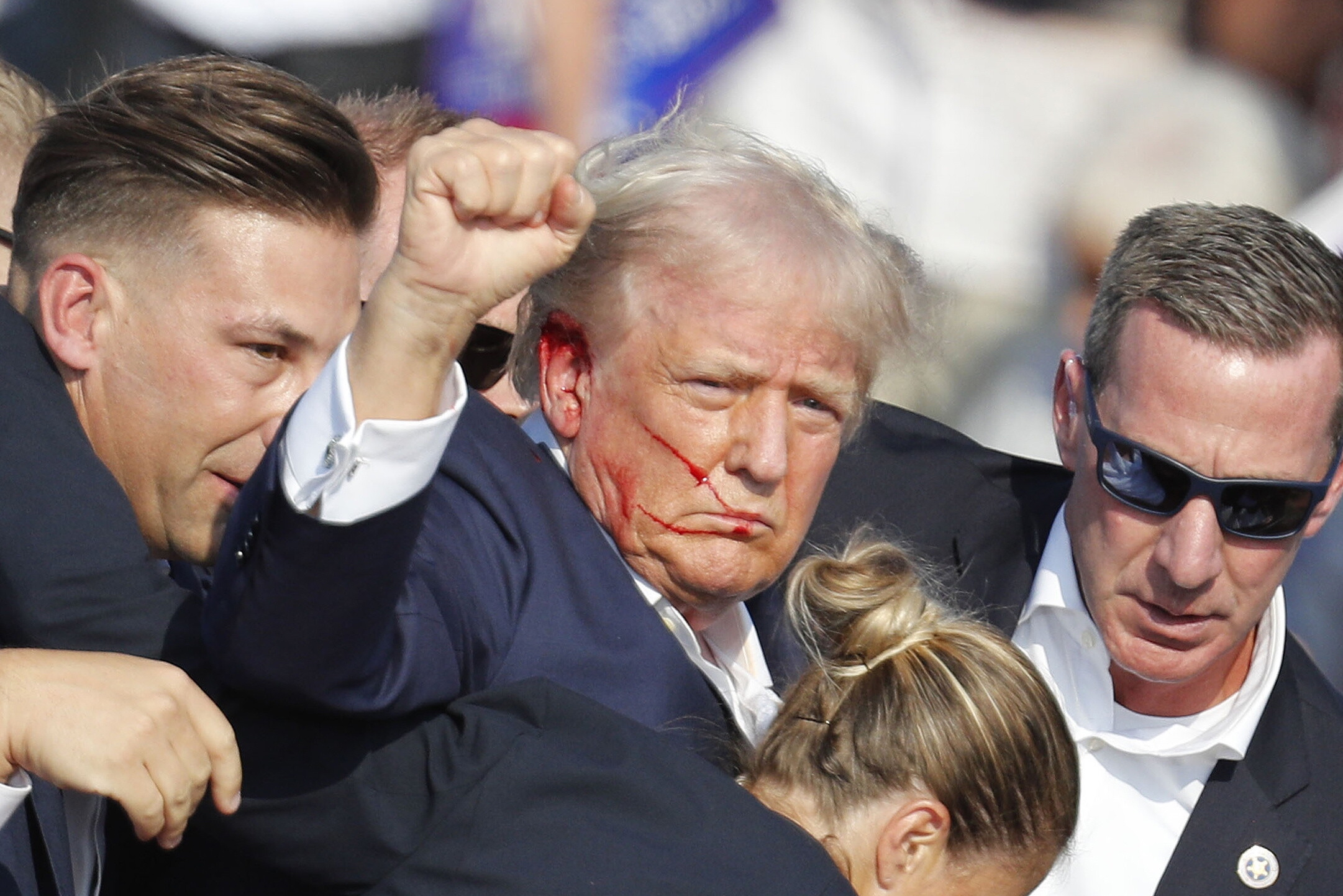 Donald Trump sekunder etter attentatforsøket. (Foto: EPA.)