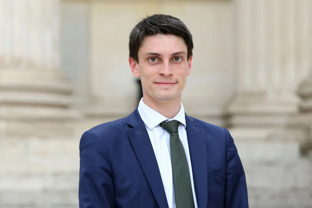Flavien Termet (22) er det yngste medlemmet av det franske underhuset. Han representerer Marine Le Pens Rassamblement nationale (Nasjonal samling). (Foto: BFMTV.)