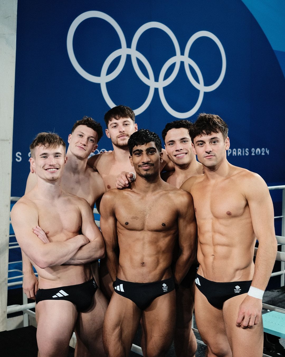 Jack Laugher (f.v.) med de britiske stupekollegene Noah Williams, Anthony Harding, Kyle Kothari, Jordan Houlden og Tom Daley. (Foto: Tom Daley/Instagram.)