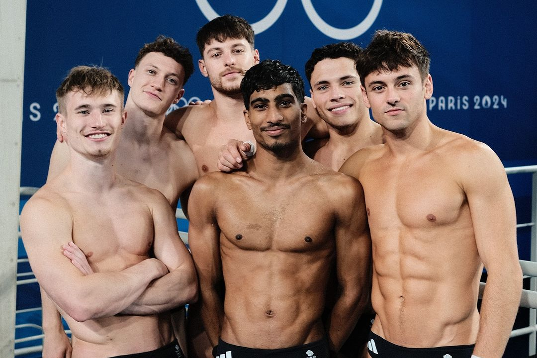 Jack Laugher (f.v.) med de britiske stupekollegene Noah Williams, Anthony Harding, Kyle Kothari, Jordan Houlden og Tom Daley. (Foto: Tom Daley/Instagram.)