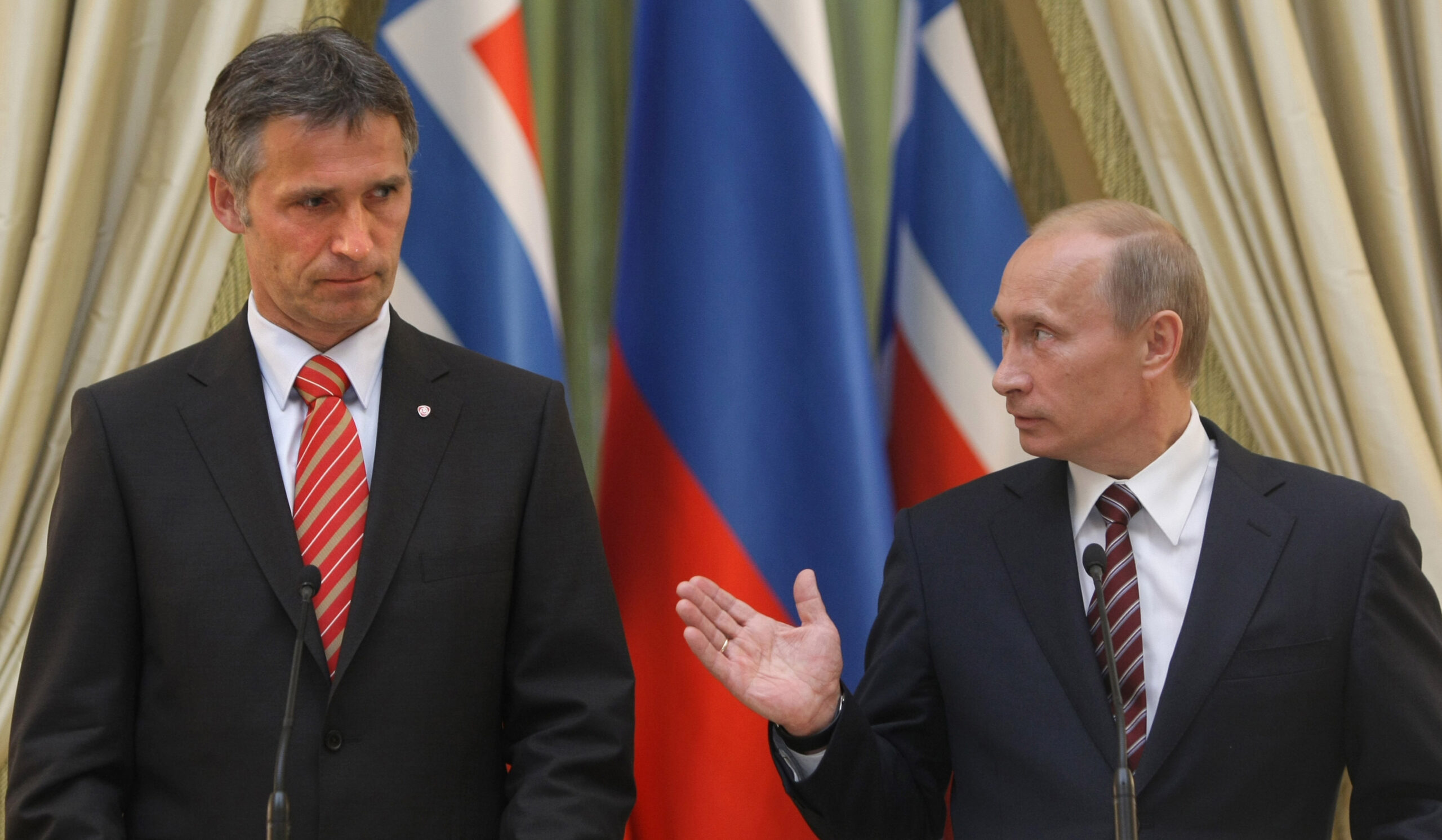 Russian Prime Minister Vladimir Putin, right, and Norwegian Prime Minister Jens Stoltenberg hold a news conference in Moscow, Tuesday, May 19, 2009. (Foto: AP Photo/RIA-Novosti, Alexei Nikolsky, Pool.) Nato Ukraina