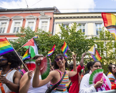 Oslo 20240629. Pride-paraden, som feirer skeivt mangfold, markerer uoppnådde rettigheter og forsvarer eksisterende rettigheter, går fra Grønland til Pride Park i Sofienbergparken i Oslo lørdag. Foto: (Frederik Ringnes/NTB.)