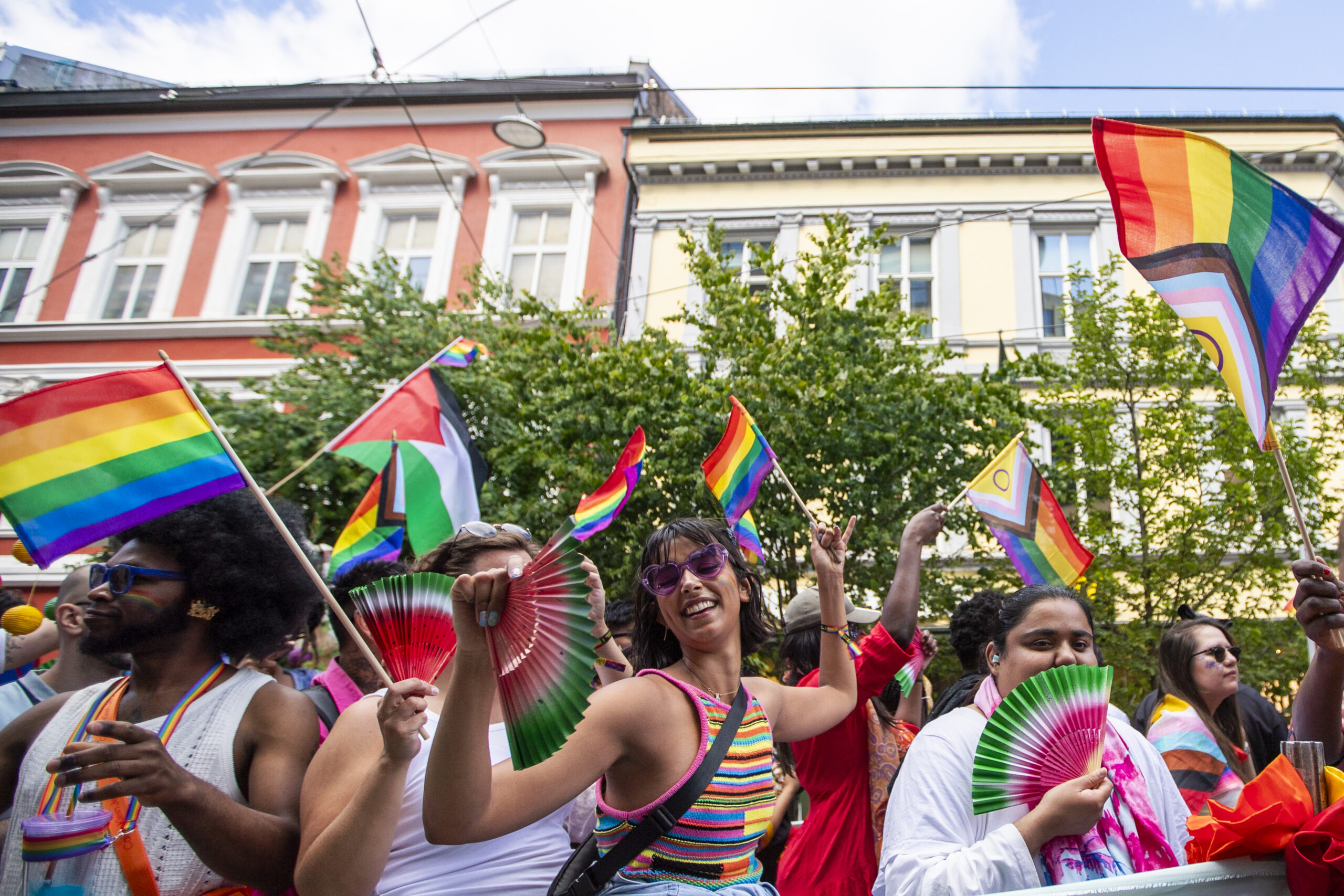 Oslo 20240629. Pride-paraden, som feirer skeivt mangfold, markerer uoppnådde rettigheter og forsvarer eksisterende rettigheter, går fra Grønland til Pride Park i Sofienbergparken i Oslo lørdag. Foto: (Frederik Ringnes/NTB.)