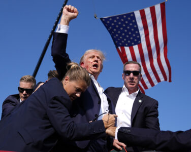 Republikansk presidentkandidat og tidligere president Donald Trump er omgitt av agenter fra U.S. Secret Service på et valgkampmøte, lørdag 13. juli 2024, i Butler, Pennsylvania. (AP Foto/Evan Vucci.)