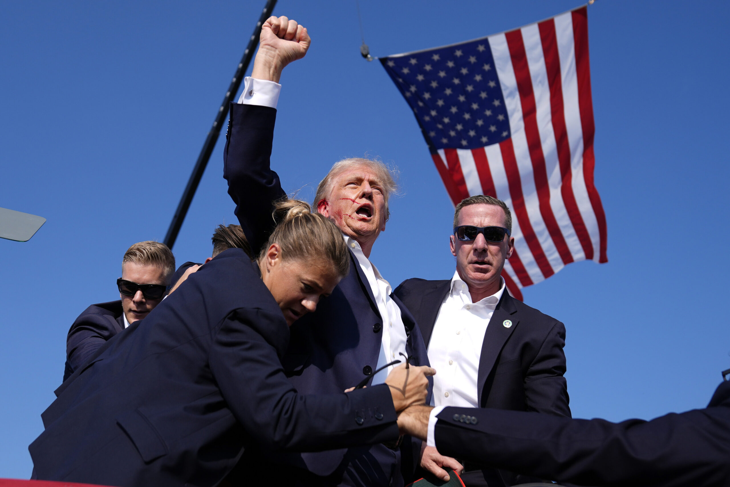 Republikansk presidentkandidat og tidligere president Donald Trump er omgitt av agenter fra U.S. Secret Service på et valgkampmøte, lørdag 13. juli 2024, i Butler, Pennsylvania. (AP Foto/Evan Vucci.)