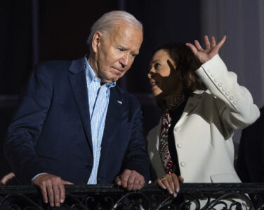 Vice President Kamala Harris talks with President Joe Biden as they view the Independence Day firework display over the National Mall from the balcony of the White House, Thursday, July 4, 2024, in Washington. (Foto: AP Photo/Evan Vucci.)