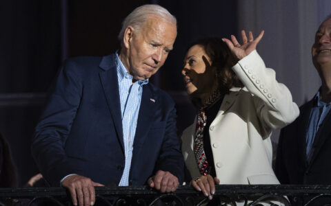 Vice President Kamala Harris talks with President Joe Biden as they view the Independence Day firework display over the National Mall from the balcony of the White House, Thursday, July 4, 2024, in Washington. (Foto: AP Photo/Evan Vucci.)