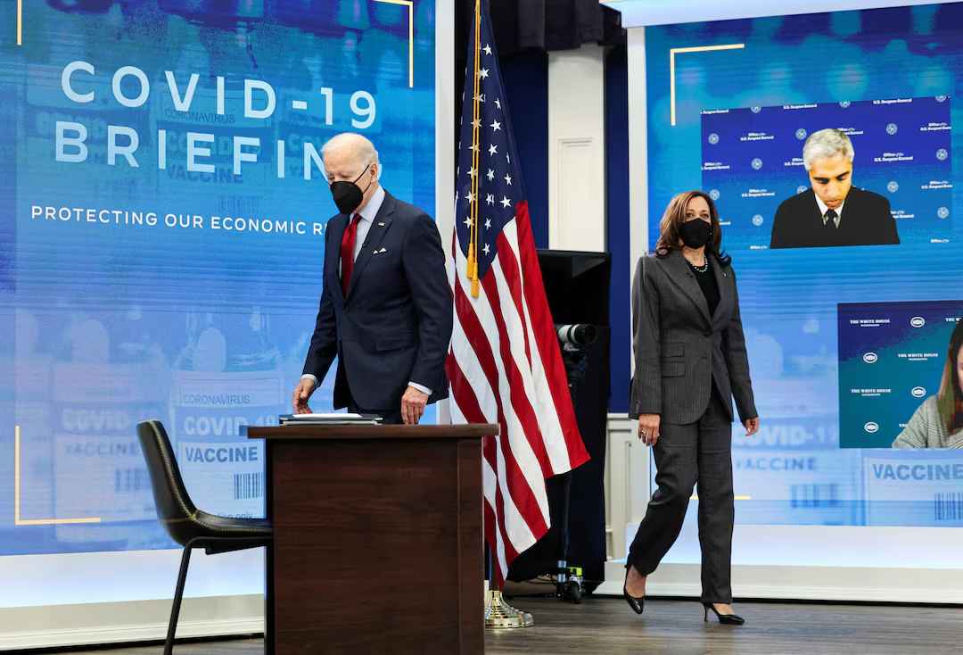 President Joe Biden og visepresident Kamala Harris i møte om korona, januar 2022. (Foto: Reuters.) Covid