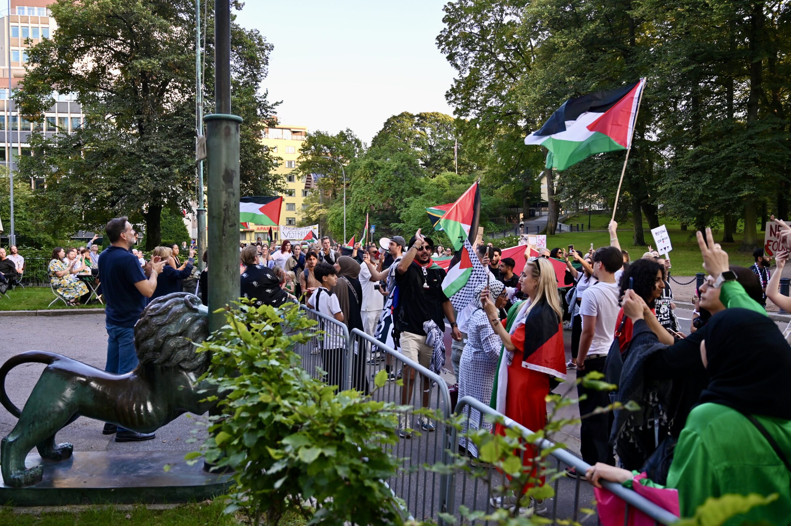 Engasjerte demonstranter (t.h.) fikk jublel fra kultureliten (t.v.). (Foto: Peter-André Hegg.)