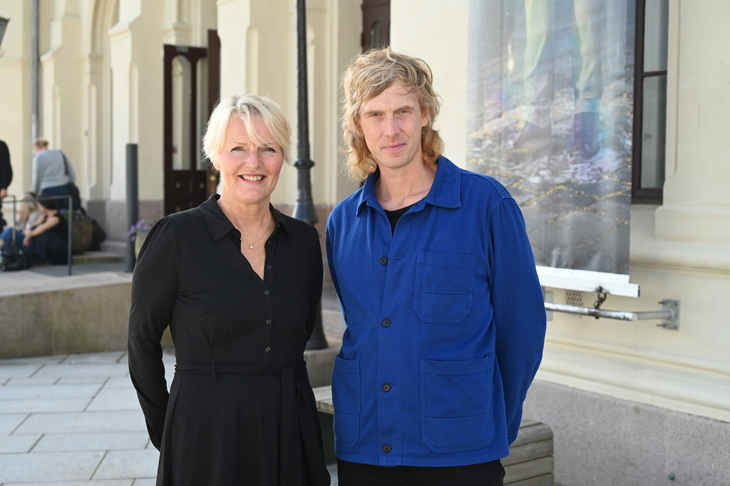 Erik Johansson er aktuell med utstillingen «The Echo Chamber» på Fredssenteret. Her sammen med direktør direktør Kjersti Fløgstad. (Foto: Peter-André Hegg.)