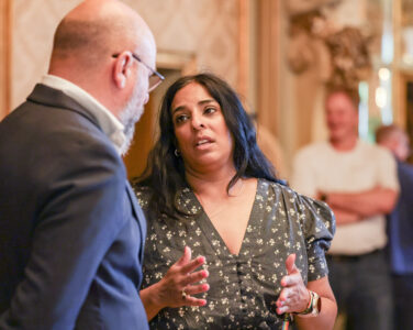 Kultur- og likestillingsminister Lubna Jaffery i samtale med teatersjef Kristian Seltun på presentasjonen av utredningen om rehabilitering av Nationaltheatret. Presentasjonen finner sted på Nationaltheatret i Oslo. (Foto: Amanda Pedersen Giske/NTB.)