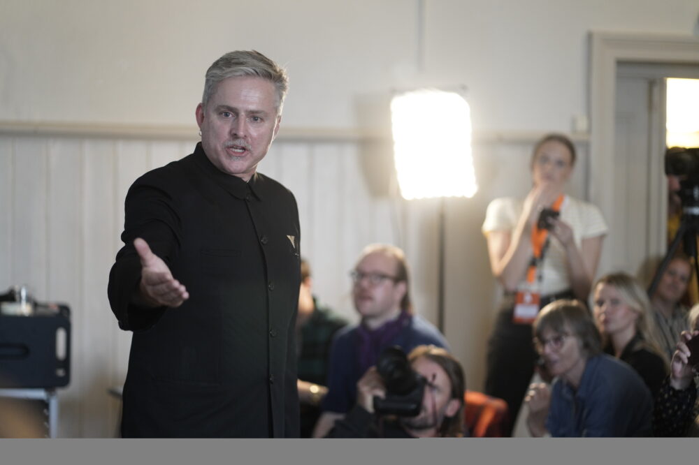 Kurator Morten Traavik under åpningen av Laila Bertheussens utstilling «Public Enemy». (Foto: Heiko Junge/NTB.)