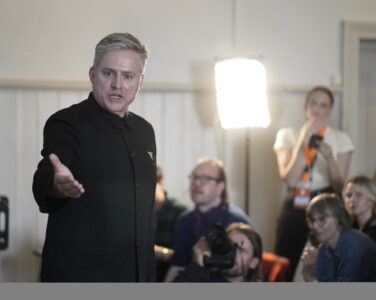 Kurator Morten Traavik under åpningen av Laila Bertheussens utstilling «Public Enemy». (Foto: Heiko Junge/NTB.)