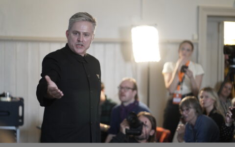 Kurator Morten Traavik under åpningen av Laila Bertheussens utstilling «Public Enemy». (Foto: Heiko Junge/NTB.)