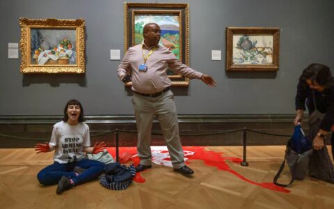 Aktivister Jai Halai og Monday-Malachi Rosenfeld festet et bilde av en palestinsk mor og barn på Pablo Picassos «La Maternité» på britiske National Gallery. (Foto: The Times.)