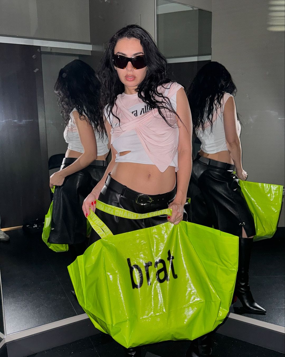 Charlie XCX poserer med LP-utgaven av «Brat» på sin egen Instagram-konto. (Skjermbilde: Instagram.)